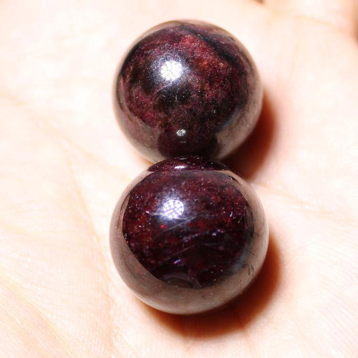Garnet Ball 2cm With Star Light
