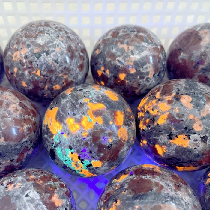 20 Pieces Yooperlite Crystal Spheres(UV-Reactive)