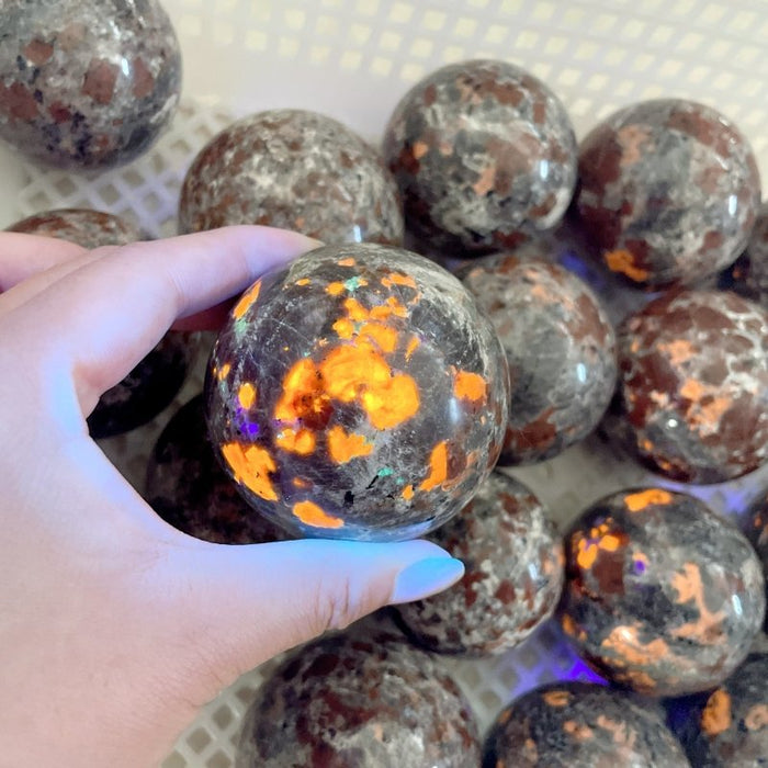 20 Pieces Yooperlite Crystal Spheres(UV-Reactive)