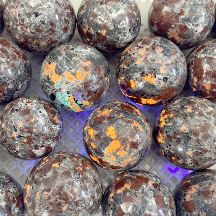 20 Pieces Yooperlite Crystal Spheres(UV-Reactive)